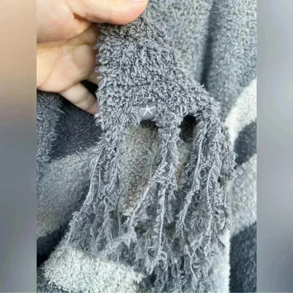 Barefoot Dreams One Size Cozy Chic Beach
Fringe Lounge Poncho In gray/tan XL - Picture 10 of 10